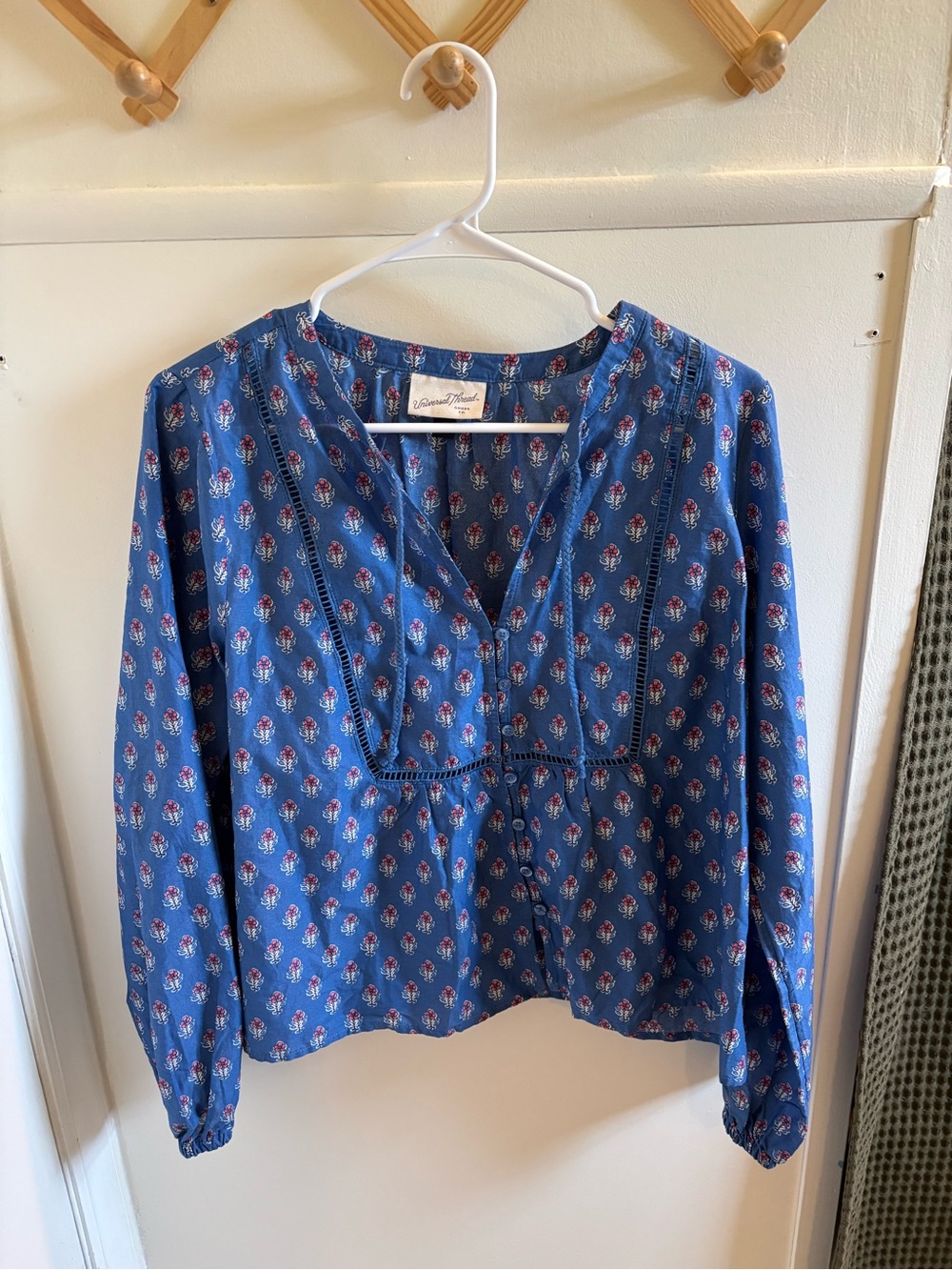 Universal Thread Blue Floral V-Neck Long Sleeve Peasant Top